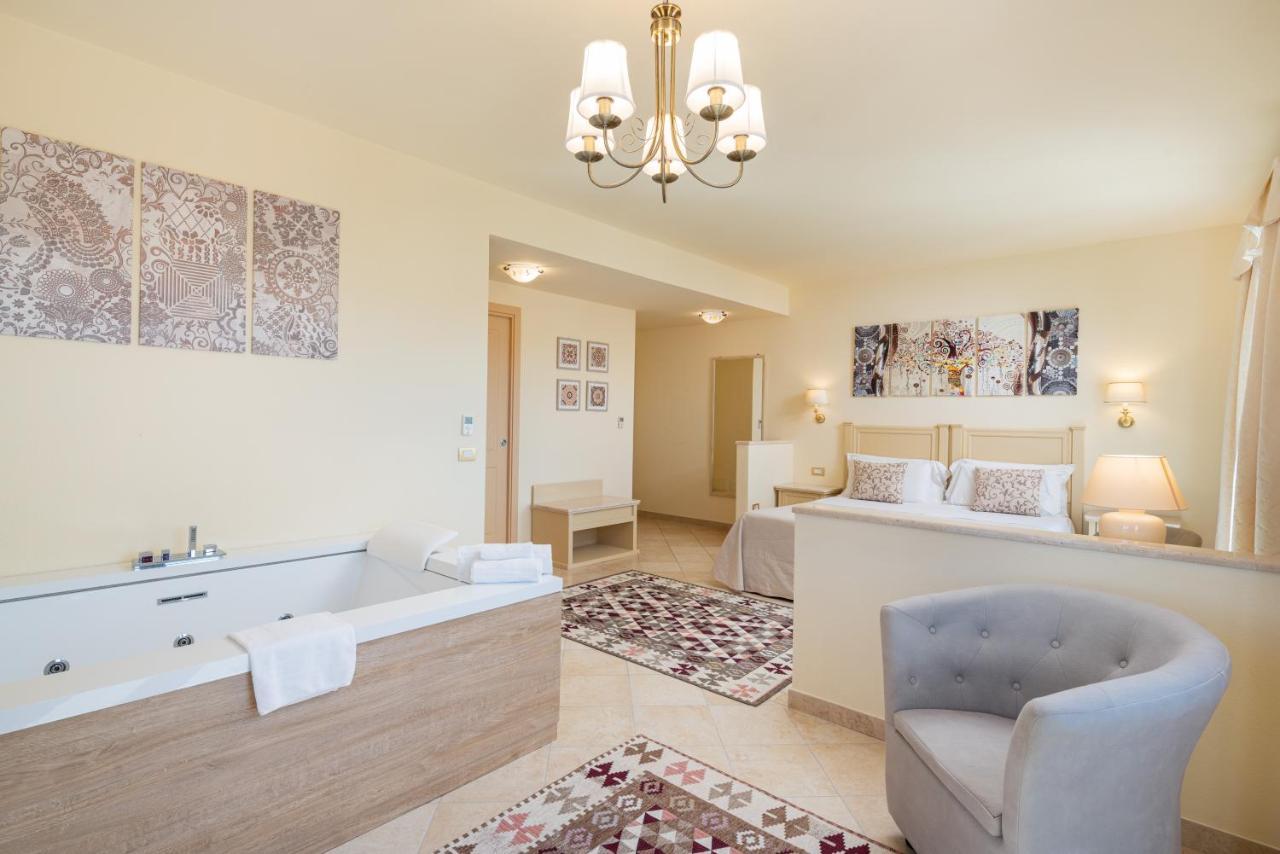 Hotel Regina Elena Олбия Екстериор снимка