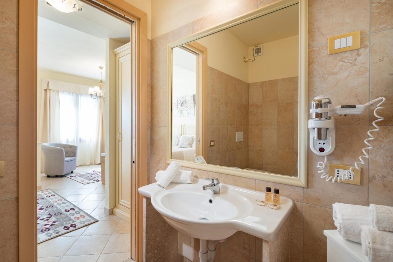 Hotel Regina Elena Олбия Екстериор снимка