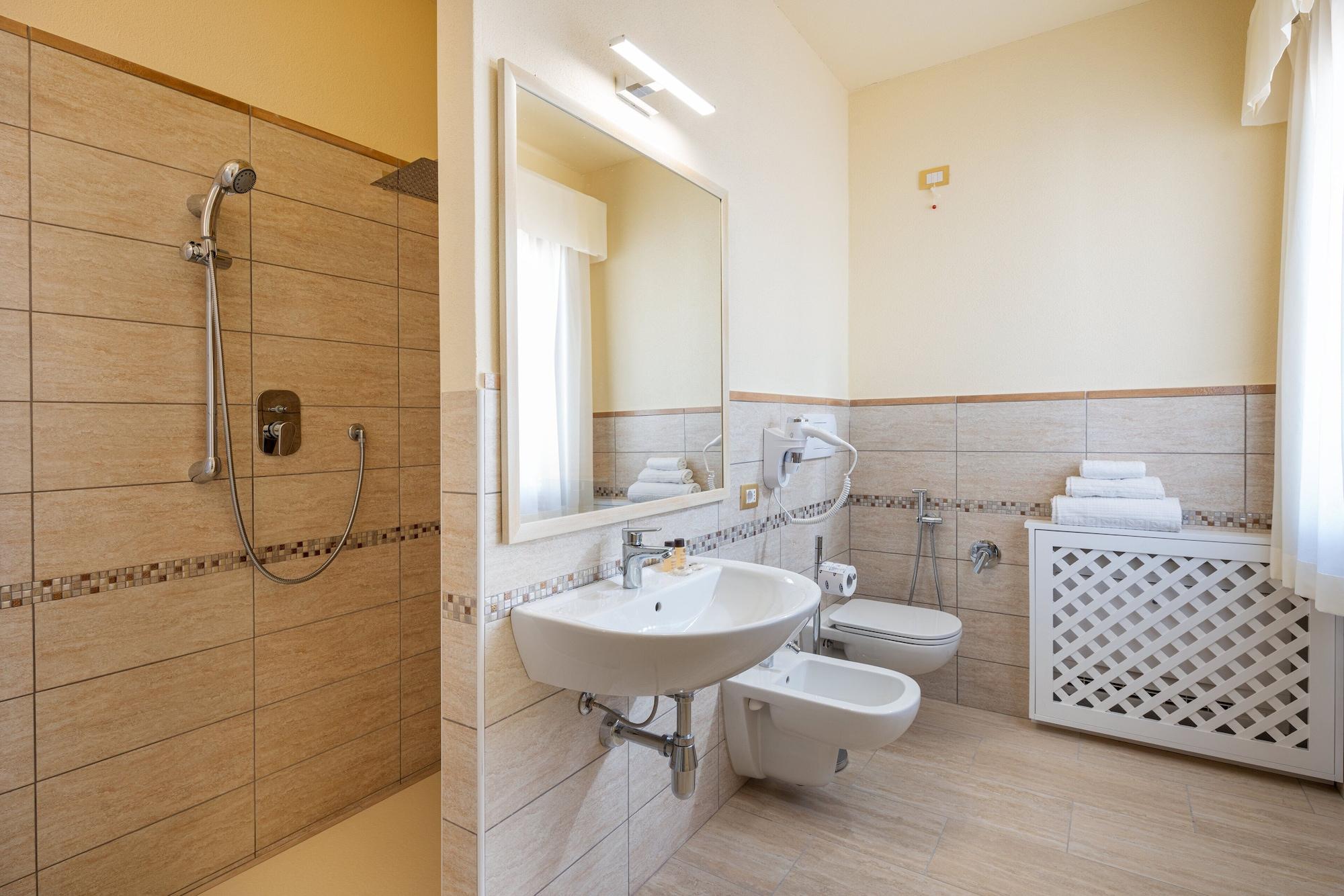 Hotel Regina Elena Олбия Екстериор снимка