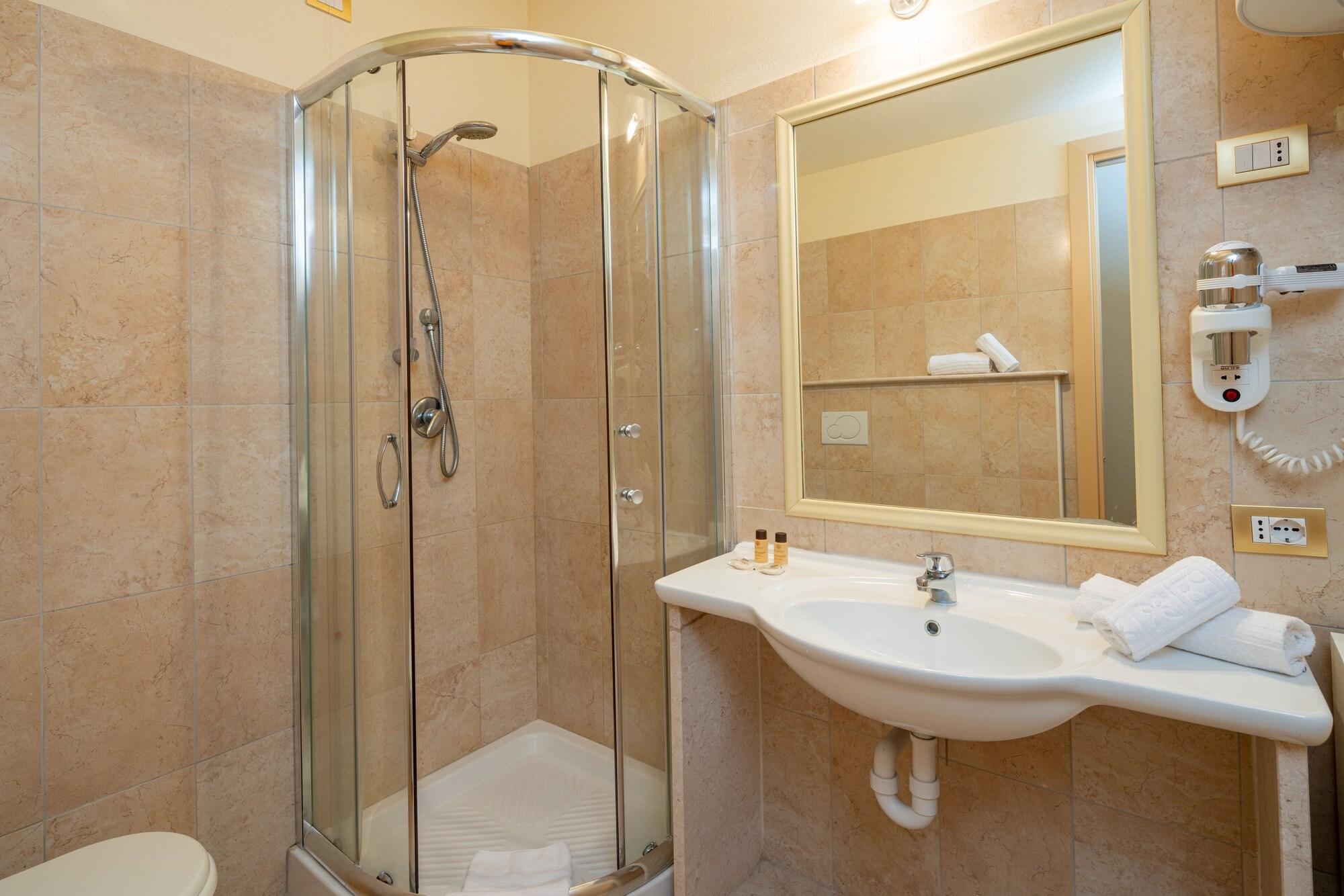 Hotel Regina Elena Олбия Екстериор снимка