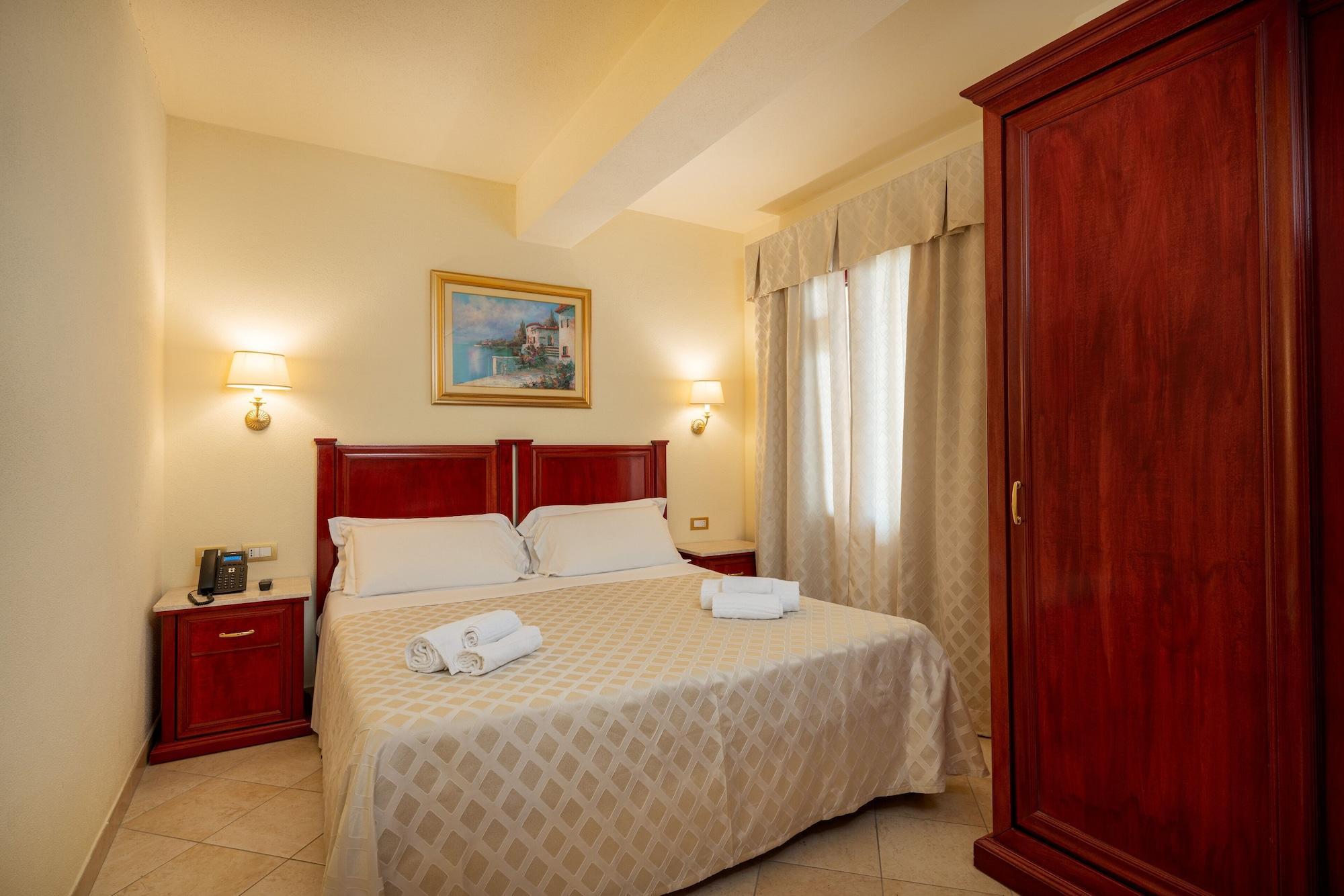Hotel Regina Elena Олбия Екстериор снимка
