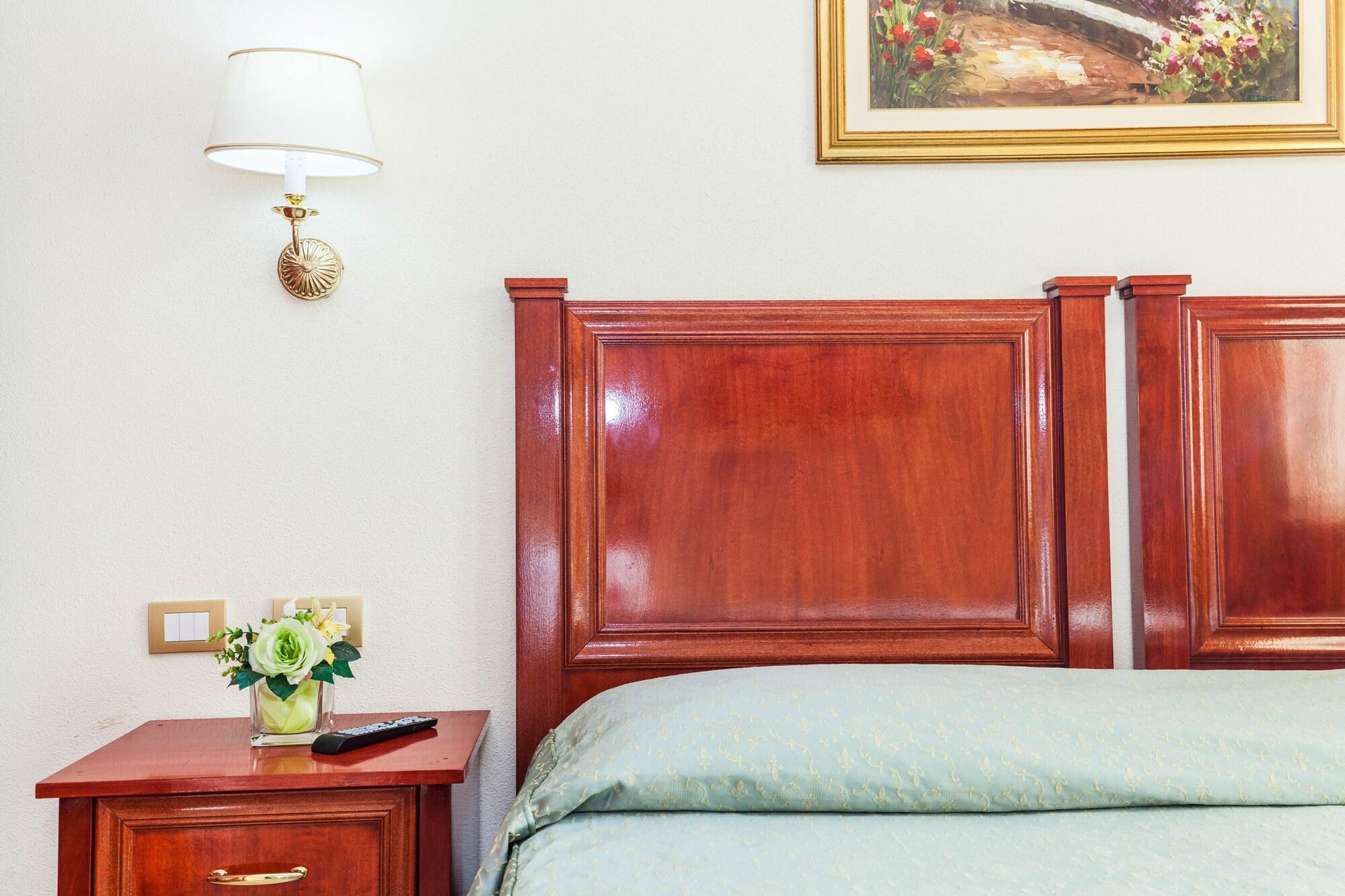 Hotel Regina Elena Олбия Екстериор снимка