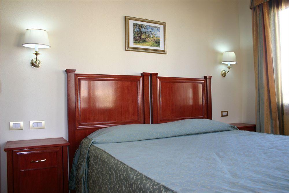Hotel Regina Elena Олбия Екстериор снимка