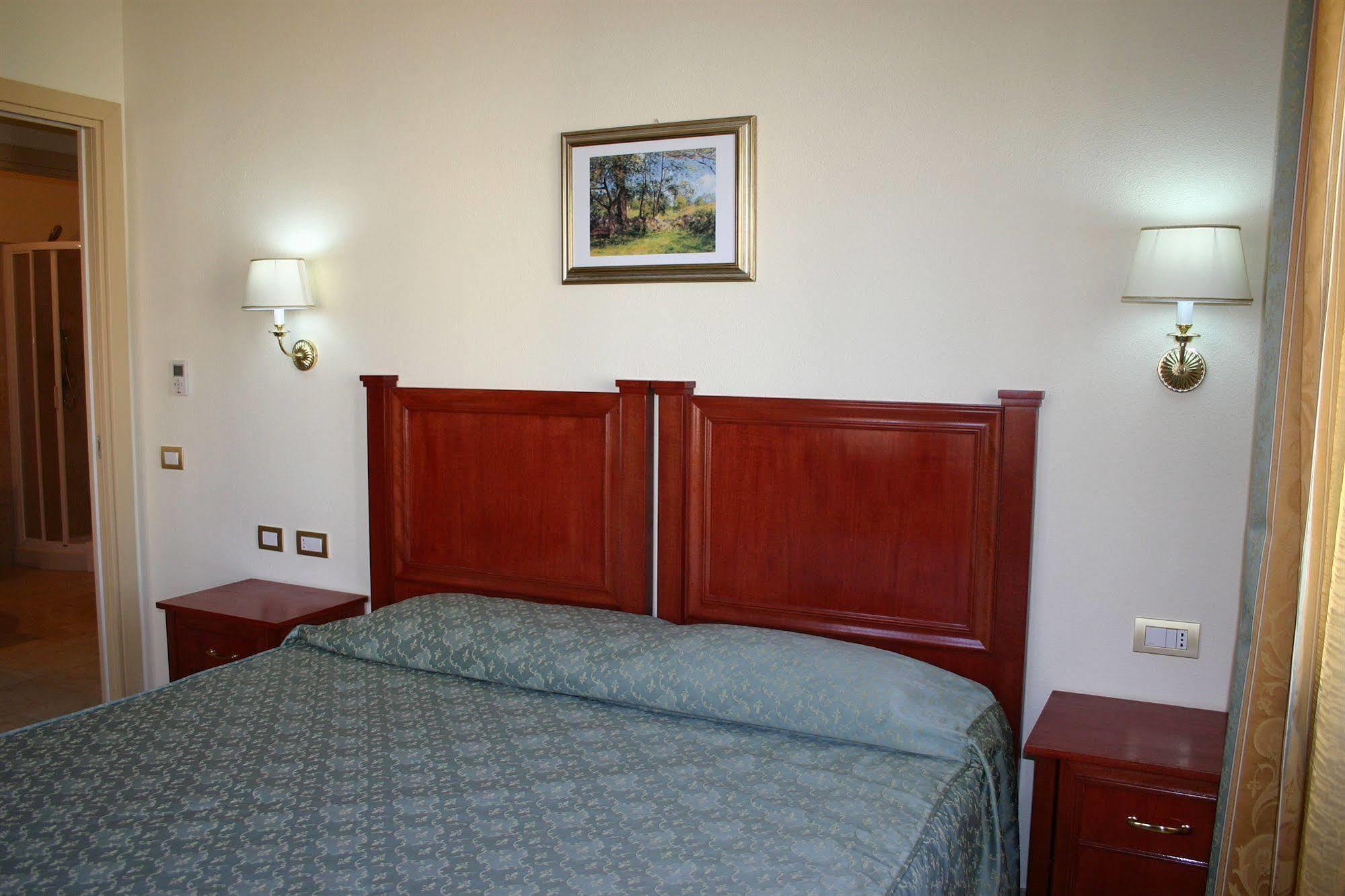 Hotel Regina Elena Олбия Екстериор снимка